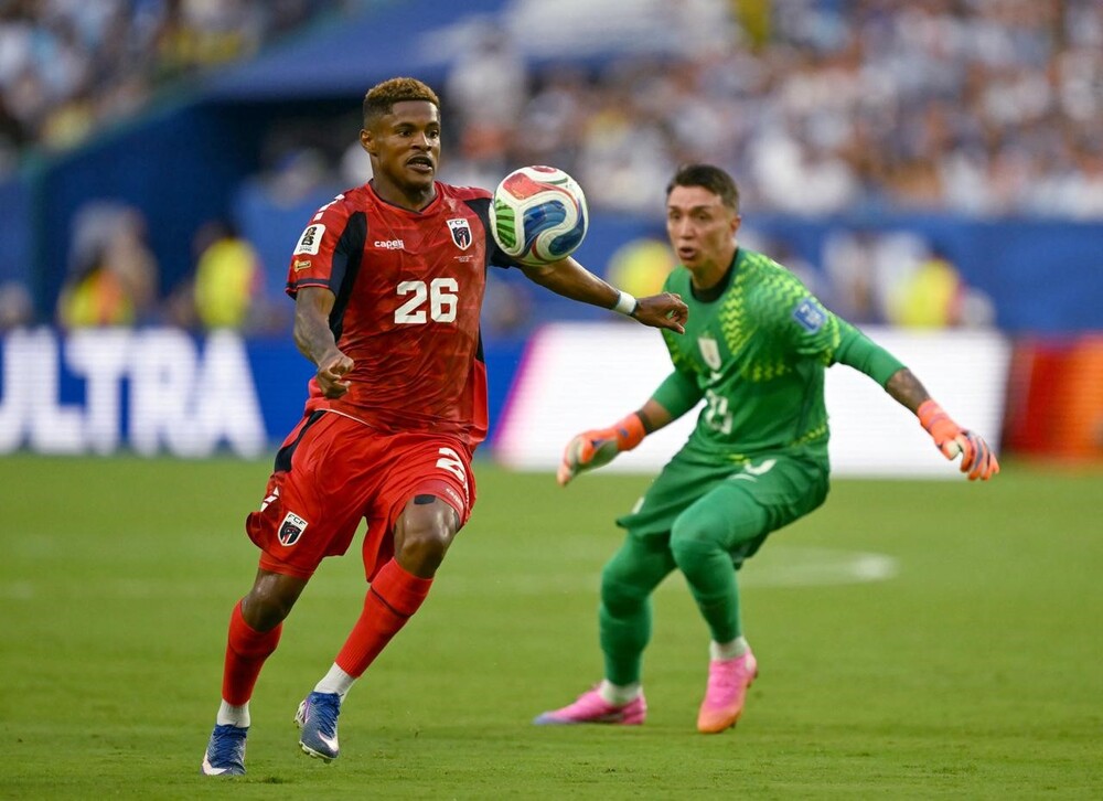Muslera liên tục mắc sai lầm ở cả 3 trận vòng bảng