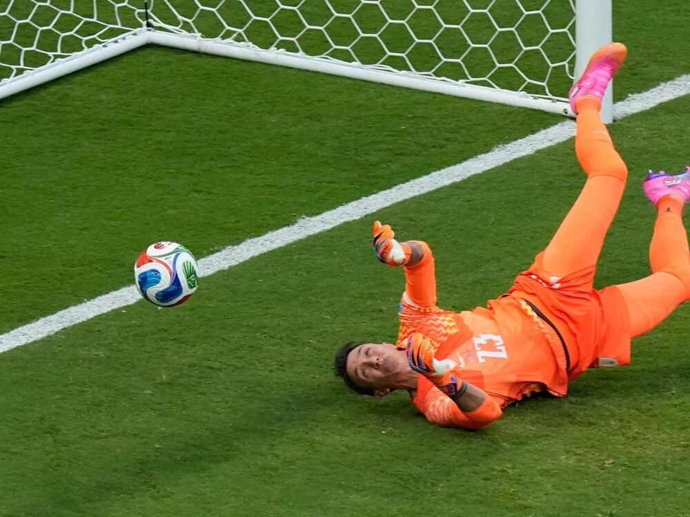 Sai lầm trực tiếp trước Tây Ban Nha của Muslera khiến Uruguay sụp đổ