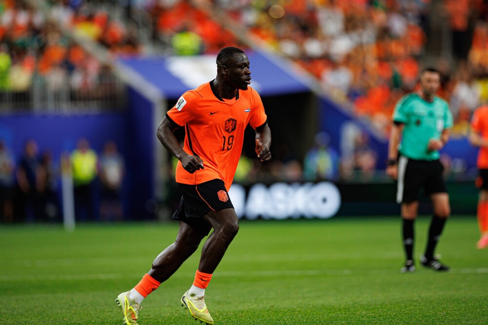 Brian Brobbey vượt mặt Depay để giành suất đá chính