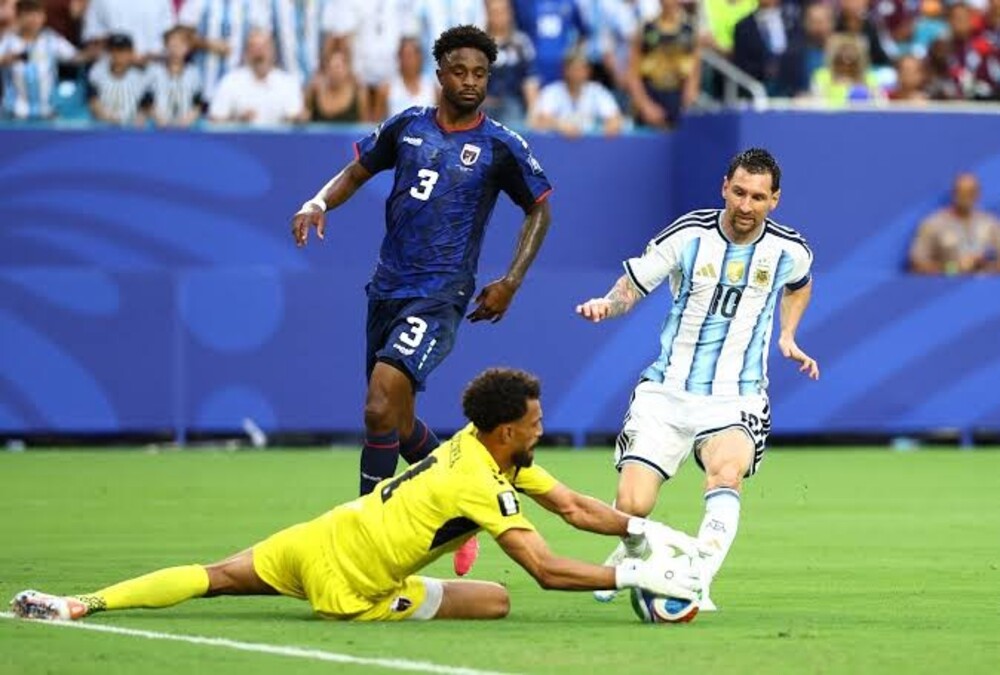 Messi vẫn đang phải kéo cả tập thể Argentina đi lên