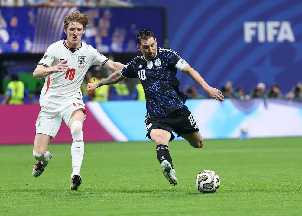 Lionel Scaloni chỉ đạo cho các học trò liên tục tạt bóng